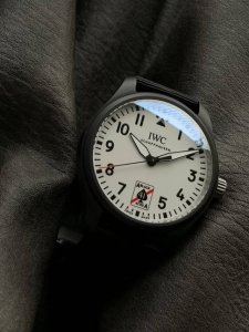 Iwc“黑桃A”特别款式只限网上购买 “有套装版和标准版” 套装版配搭黑A扑克和自拆系统织布表带及印有Iwc字样黑色包袋 标准版搭配无快拆系统织布表带，传统的皮