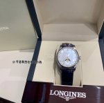 赵丽颖同款 Longines浪琴 名匠系列女士腕表。全新浪琴名匠月相腕表系列。 诠释女性高贵典雅。精钢表壳直径：34毫米尺寸。官方一致6字位月相1-31日期显示