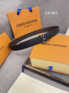 特 Lv 路易威登 3.0Cm双面腰带 专柜品质双面进口小牛皮,可双面使用.纯铜五金扣。配件深受品牌辉煌的经典设计所影响，得以重新诠释 支持专柜芯片防伪感应验证