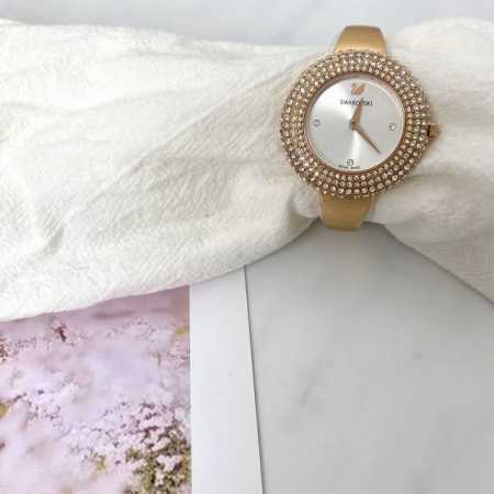 施华洛世奇 Swarovski Crystal Rose系列 这款优雅大方的玫瑰金腕表表圈上缀有 颗超细密镶swarovski仿水晶搭配银白色放射线图纹表盘及三 - 点击图像关闭