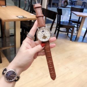 万国 Iwc 精品男士腕表，飞轮搭载月相设计，技艺精湛，独具匠心，尊贵大气，绅士风范。采用全自动机械机芯，牛皮表带，矿物质超强镜面，尺寸43*13