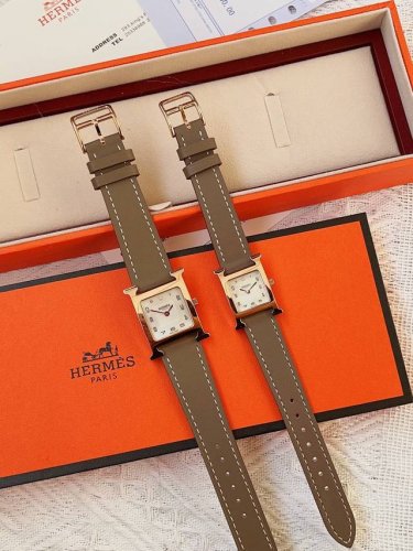 Heure H腕表 中号26X26 小号21X21毫米，镶嵌112颗钻石，防眩蓝宝石水晶镜面，白色天然珍珠母贝表盘，瑞士石英机芯，可自由搭配手拆卸意大利牛皮或美