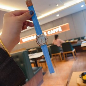 百达翡丽--手雷系列 女款简约三针， 亲民版本到货啦 石英机芯 日期显示 浮雕表盘，全质立体字块，中心大秒针，“热带”复合材质表带，Aquantaut 折叠式表