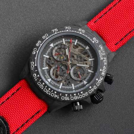 Rolex-宇宙计时迪通拿系列之碳纤维定制版，腕表不仅佩戴轻便，外表坚硬。且每一只腕表都拥有独一无二的碳纤花纹材质。 表壳腕表尺寸40X12.4吻合原装。实力铸 - 点击图像关闭