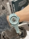 古驰 Gucci新款新款 Gucci Dive 系列腕表全新亮相 以潜水表为设计灵感 蜜蜂 星星 等元素点缀透明表盘 唤起本真记忆 在可持续工艺的加持下 这款腕