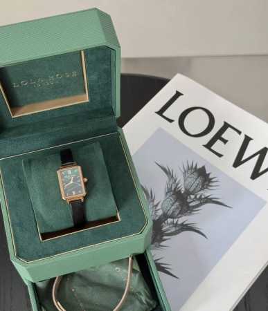 自己舍不得买 但老公送会很开心的礼物 被小绿表硬控的一天 实物质感贼好。上身气质不就马上来了 哈哈哈 他有两个表带。 目前还是喜欢黑色的表带。经典百搭 #Ins - 点击图像关闭