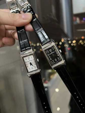 白 .金+20.钻+30.钢带+30。积家 Jaeger-Lecoultre Reverso One Duetto 双面翻转系列腕表，正面配备太阳放射状玑镂饰纹 - 点击图像关闭