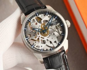 统一价： Tw台湾厂 天梭天匠镂空系列 V3版本 改进机芯放射纹路，改进甲板镀层颜色，增加6497Eta钢印。产品透过蓝宝石水晶玻璃表镜，可以看到五条犹如车辐般