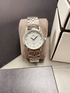 枚+20钢带20 Omega欧米茄 时尚女士石英腕表，女神范十足的一款手表，超强时尚设计理念，进口石英机芯，顶级镀膜玻璃镜面，多颜色进口小牛皮搭配原装针扣，尺寸