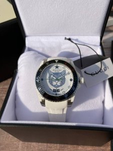 原盒:30 新款新款古驰精钢,单向旋转表圈 表盘材质白色表盘银色猫头时标 表镜材质蓝宝石水晶玻璃 型号ya136329 欢迎下单