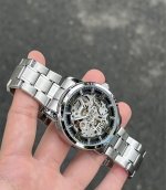 Fila斐乐 不是我说，这块机械表真的太帅了 镂空的设计很显立体感 简单的Logo更是点睛之笔 加粗的字体很实用 不花哨的机械感真的狠狠爱了～