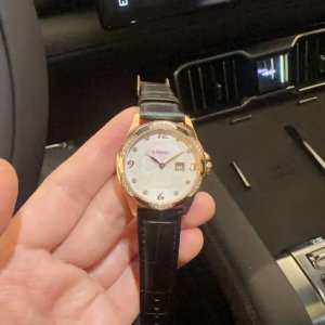 360独家新款香奈儿 316L精钢表壳利落干练的设计风格 时尚大方。上手美美的 各种风格的衣服都可以搭配出属于你的气场。瑞士石英 蓝宝石玻璃。尺寸36Mm