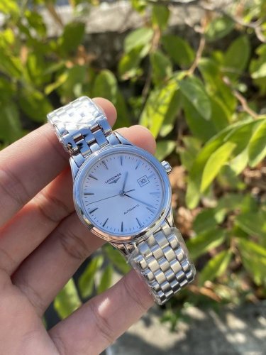 军旗系列，百年经典，源自1957年首次推出后便大获成功！表径30Mm，搭载机芯，这个隽永的系列依旧推陈出新，全系列搭载自动上链机械机芯，对经典表款拥趸而言，刚劲