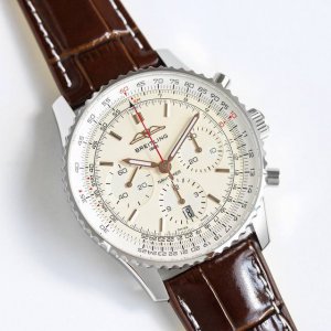 皮带 1600 钢带 2210 f1新品：百年灵 全新航空计时 Rw5 腕表（Navitimer）问世70周年，百年灵以大胆色彩焕新演绎经典腕表。尺寸43Mm，