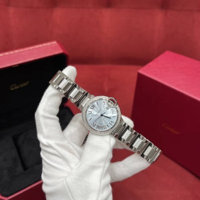 蓝气球系列W4Bb0028 冰蓝面钻圈 采用Cal.076自动上链机械机芯，电镀指针表面，整体非常光亮平整，形状上十分的规则与纤细。外壳钢带。珠光镀银罗马刻度，