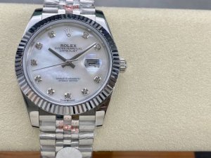 劳力士Rolex 单历 日志型系列 41Mm 直径 41Mm 机芯 搭载全自动机械机芯 圈口 劳力士Ringcommand三角坑纹 光圈 镜面 防刮蓝宝石玻璃镜