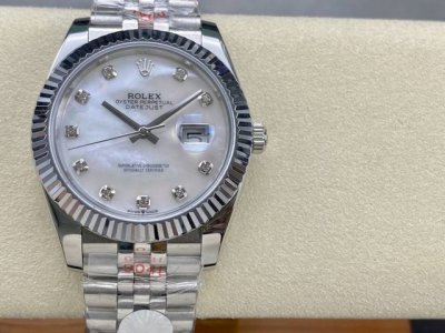 劳力士Rolex 单历 日志型系列 41Mm 直径 41Mm 机芯 搭载全自动机械机芯 圈口 劳力士Ringcommand三角坑纹 光圈 镜面 防刮蓝宝石玻璃镜