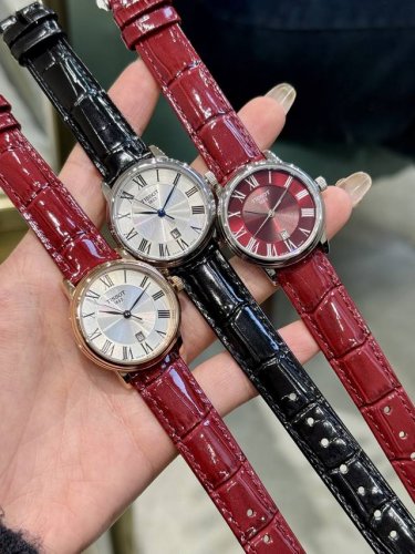 白 金 天梭T122最新款石英超薄情侣对表，从腕间一隅到城市一角，将魅力四射的都市活力倾注于卡森臻我系列腕表中，以经典时尚的表款设计匹配当代都市青年简约优雅的风