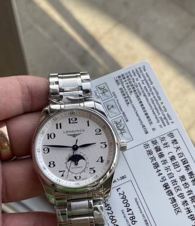 浪琴名匠系列四针月相系列机械全自动男表 40毫米大表盘 白色大麦盘面 淬火烤蓝柳叶指针 阿拉伯数字刻度 6点位日历显示 月相显示 蓝宝石镜面 搭载浪琴背透机械全