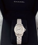 香奈儿J12整体材质采用陶瓷精钢。 香奈儿的陶瓷可是大有来头。我这款所使用的白色精密陶瓷，则是通过氧化铝强化的氧化锆，其硬度比黑色陶瓷更高，达到精钢的9倍，因此