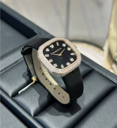 白钻 金钻 升级版 让人无法抗拒的Tiffany蒂芙尼 永恒无始无终，唯有此时此刻 这款腕表的表盘设计灵感源自20世纪六七十年代的一系列蒂芙尼复古广告，每个时标