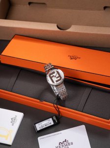 Fendi女表｜28Mm金色灵韵，腕间的优雅诗行 DDD 小巧藏风骨，优雅自天成。 DDD 这一枚 Fendi 全新迷你女表，以 28Mm 精致圆形表盘 轻盈落