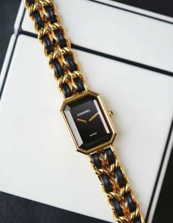 香奈儿premiere系列型号H6951 石英机芯 26.1 X 20Mm表径 精钢 镀金 材质 带原装表盒 新款方糖 - 点击图像关闭