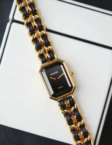 香奈儿premiere系列型号H6951 石英机芯 26.1 X 20Mm表径 精钢 镀金 材质 带原装表盒 新款方糖