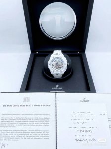 4940全新爆品 彩色陶瓷 宇舶Big Bang Sang Bleu 刺青第二代腕表 运用立体几何图形 巧妙的构思 呈现出精妙的浮雕效果以及完美的三维视觉体验