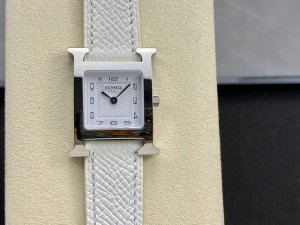 Bv Factory 爱马仕heure H系列21Mm 1996年设计师philippe Mouquet推动下诞生、是爱马仕历久弥的新的恒久标记 1表壳尺寸：2