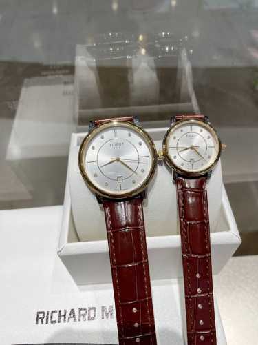 白 金 钢带10 天梭tissot 全新卡森臻我系列情侣对表，刘亦菲黄晓明倾情代言。臻我 寓意每时每刻做真实的自己。每一种身份，皆是兴之所至。每一年真我，都独具