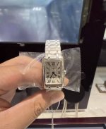 谁懂啊！浪琴黛绰维纳小方表直接焊在我手腕上了！方形表壳自带复古滤镜，罗马刻度配蓝钢指针，细节全是高级感。 DDD 上班搭西装是干练职场人，下班换裙子秒变温柔小姐