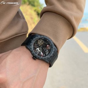 上手 新厂-New Factory』罗杰杜彼碳纤维V4版 1特别说明！！！ 机心内部镂空框架结构！爱表人士都知道机芯是手表最关键与核心技术！为了让各位表友玩到顶