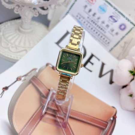 Dw 新品低调奢华女款古董表，小方表 石英机芯，合金材质与白金电镀，整体质感和气质都变了，精致感upup搭配小巧壳形，上手效果完美！尺寸28Mm双按扣 - 点击图像关闭