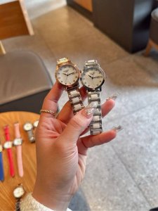 白 金350最新经典浪琴-Longines女表 原装进口石英机芯 钢化玻璃 316L精钢表壳 直径：30Mm 厚8Mm如果今天的阳光停止了它耀眼的光芒。那么你的