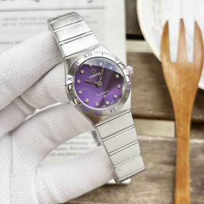 官网同步新款携手品牌名人大使周冬雨！ 以绚烂色彩，演绎星座系列全新彩色腕表，传承经典设计的同时，闪耀的精钢和彩色表盘！ 在腕间迸发幻彩活力，定格新世代女生的个性