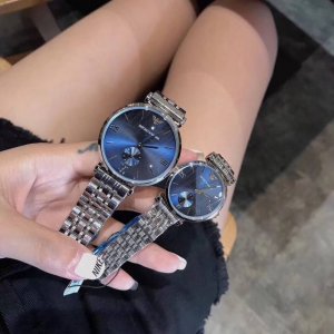Armani 阿玛尼经典表简约时尚石英情侣对表 表盘直径：男40Mm 女32Mm，表壳表带材质;釆用316 精钢打造，机芯：原装进口石英机芯，走时精准，尽显时尚