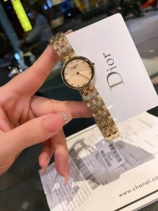 日本中古宝藏手表 Dior迪奥时尚魔头女表，上手巨推啊～变盘尺寸28Mm不大不小，简直是女生的最爱是～珍珠贝母面，带上特别显气质～浓浓的中古风