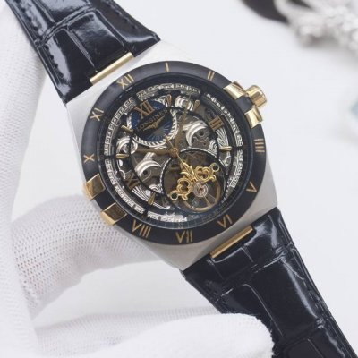 白 金 品牌：欧米茄-Omega 类型：男士腕表 壳套：顶级版316精钢L 表带：进口小牛皮表带 机芯：全自动机械机芯 镜面：矿物质防刮镜面玻璃 尺寸：直径42