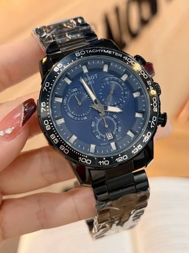 天梭计时石英，型男必备！这款表的六针设计，3眼可动，精钢表带，时尚又动感，让你轻松掌控时间的每分每秒。无论是商务场合还是休闲时光，天梭六针手表都能为你的穿搭加分