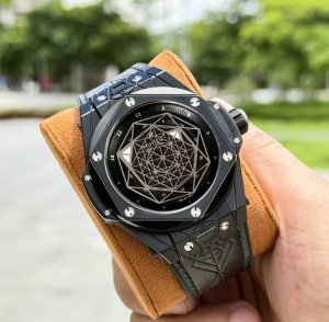 白 -黑 满钻+200 Ms出品，宇舶Big Bang系列 刺青腕表！原装1:1开模，耗时两年倾心打造！表壳：尺寸45Mm，技术重大突破、表壳模具多达十几件，快