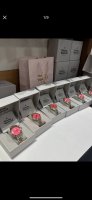 配盒 支持香港 美国直邮 Vivienne Westwood 西太后红龙果色玫红表盘 精钢表带粉色表盘 女士腕表 轻奢雕花红盘女表 众多好莱坞明星出席Vivie