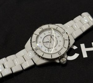 香奈儿 Chanel J12陶瓷腕表 精致百搭白陶瓷原镶钻 33毫米 H5703系列 高精确度石英机芯 白色高科技精密陶瓷 33 X 12.94毫米#每日戴表不