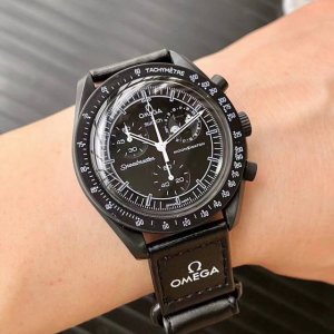 欧米茄X斯沃琪 全新登月之作Mission To The Moonase Bex。 这款全新腕表也配备计时功能，以及超霸系列月球表的特征 印有各大Logo标志。