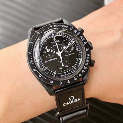 欧米茄X斯沃琪 全新登月之作Mission To The Moonase Bex。 这款全新腕表也配备计时功能，以及超霸系列月球表的特征 印有各大Logo标志。