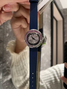 杨幂同款 枚壳+20 伯爵Possession系列：一见倾心的典范之作 玫瑰金与白金旋转表圈、银色表盘上舞动的璀璨彩色〔粉红之心与海洋之心〕钻石 这款女士设计师