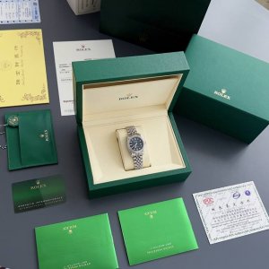 带钻表带 劳力士日志型31Mm腕表 白钻满镶，316精钢的璀璨奢华盛宴 31Mm的优雅尺寸，邂逅316精钢与满镶白钻的极致碰撞，成就腕间的奢华艺术品。 从深邃神