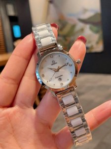 白 金黑Omega欧米茄 时尚女士石英腕表，女神范十足的一款手表，超强时尚设计理念，进口石英机芯，顶级镀膜玻璃镜面，多颜色进口小牛皮搭配原装针扣，尺寸28Mm，