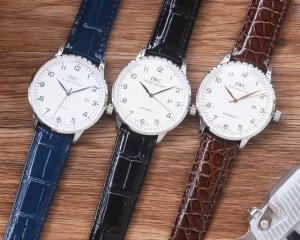 男人挚爱 三针腕表 DDD 最新 ：万国最佳设计独家首发 DDD 类型 ：精品男士腕表 DDD 表带 ：真牛皮表带 DDD 机芯 ：全自动机械机芯 DDD 镜面