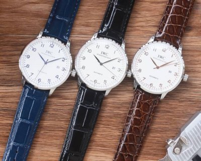 男人挚爱 三针腕表 DDD 最新 ：万国最佳设计独家首发 DDD 类型 ：精品男士腕表 DDD 表带 ：真牛皮表带 DDD 机芯 ：全自动机械机芯 DDD 镜面